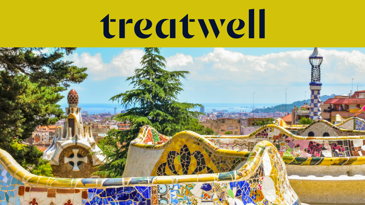 Una vista panormica de Barcelona desde el Park Güell, con los icónicos bancos de mosaicos de colores de Gaudí y las torres de estilo cuento de hadas en primer plano, la ciudad y el mar al fondo. Una franja amarilla superior muestra el logotipo de "treatwell".