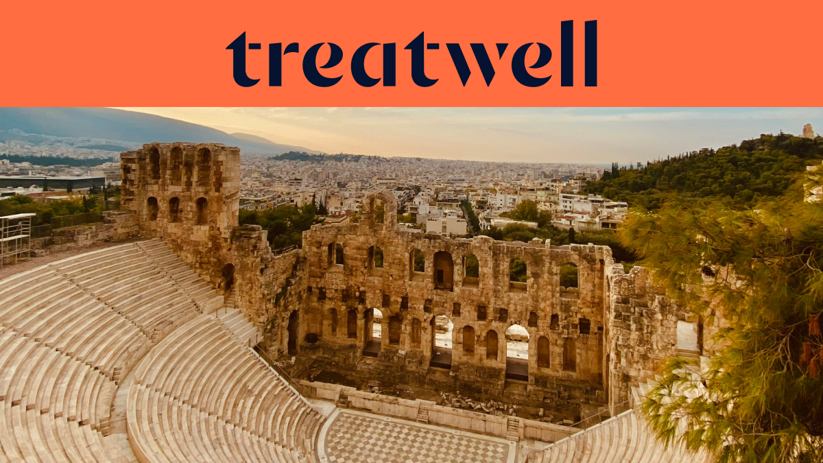El Odeón de Herodes Ático, un antiguo anfiteatro de piedra al pie de la Acrópolis de Atenas, con el horizonte de la ciudad moderna extendiéndose a lo lejos bajo un cielo dorado al atardecer. Un banner coral con el logotipo de Treatwell aparece sobre la imagen.