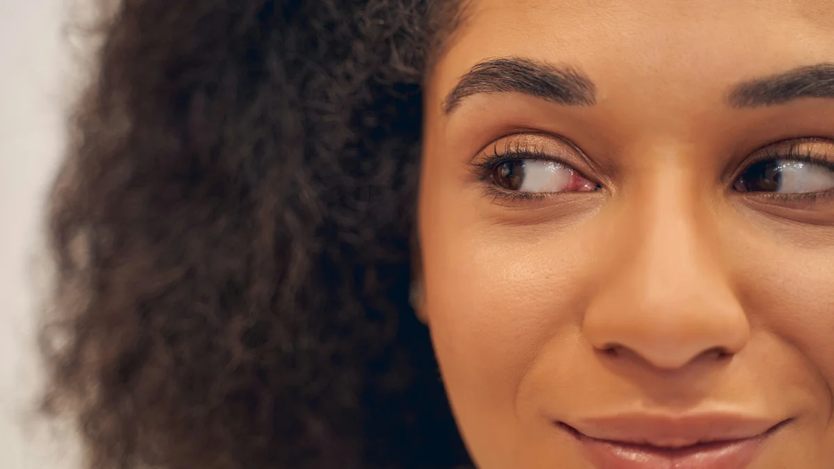 Primer plano de los ojos de una mujer sonriente con las cejas cuidadas y bien definidas