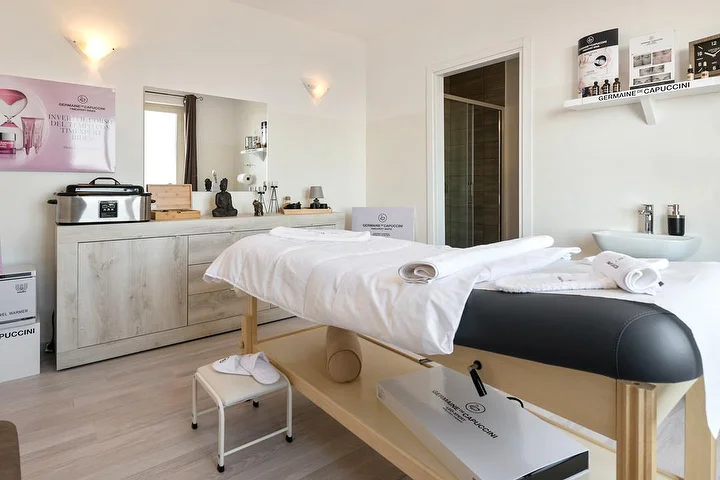 Cabina de tratamientos en Beauty Time en Lanusei con camilla de masaje y productos Germaine de Capuccini.