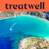 Vista aérea de una bahía cretense turquesa, con una moto de agua trazando una curva blanca por el agua clara, una media luna de playa de arena y colinas secas alrededor de la orilla, bajo un banner naranja coral con la palabra treatwell.