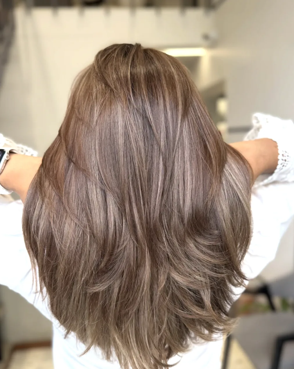 Melena larga y a capas en un castaño multitono taupe truffle