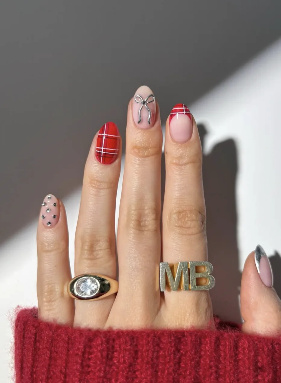 Nail art de cuadros rojos con un lazo y detalles de strass